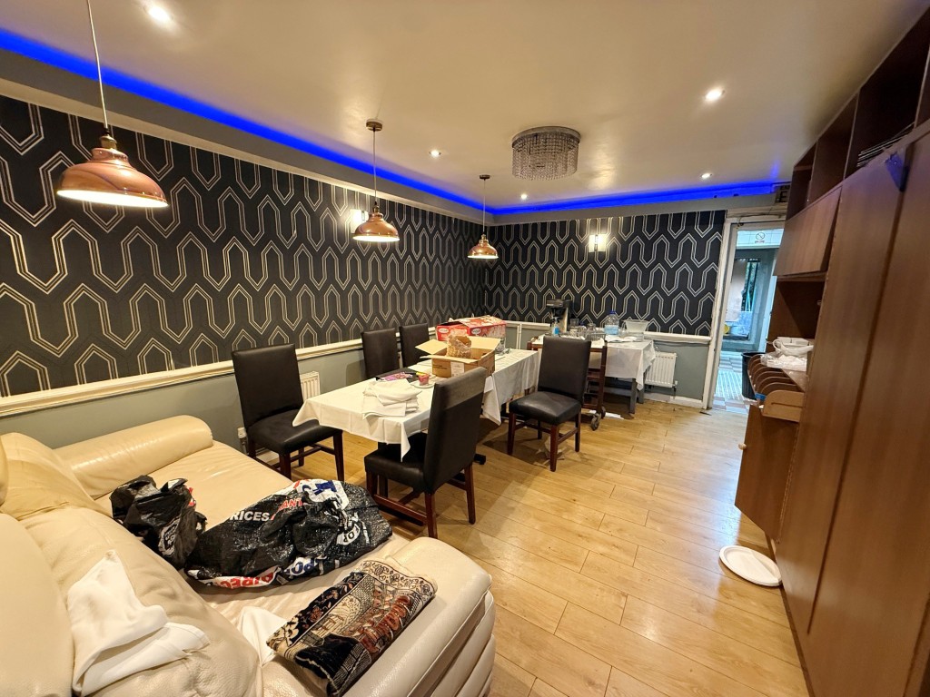Lot: 104 - FREEHOLD RESTAURANT PREMISES WITH FLAT SOLD ON LONG LEASE - Additional seating area